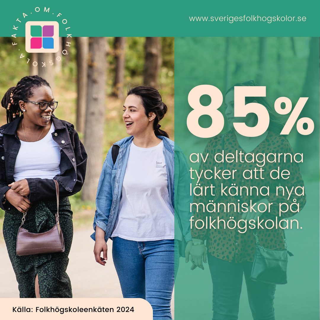Tre tjejer promenerar utomhus.