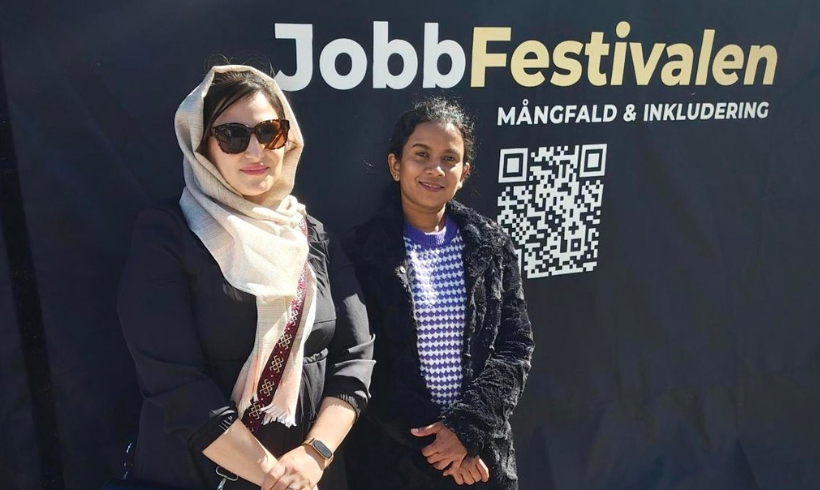 Två kvinnor framför loggan för JobbFestivalen