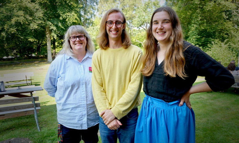 Solig bild på Susanne i blå skjorta, Sophia i gul tröja och Miranda i blå kjol och svart tröja